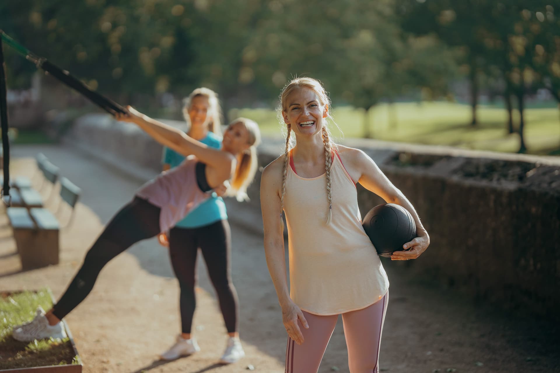 Strahlende Teilnehmende beim Outdoor Fitness Bootcamp in Mülheim