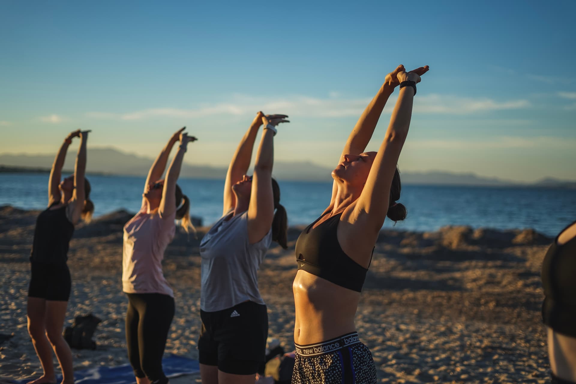 Frauen die sich strecken und in einer Yogapose sind