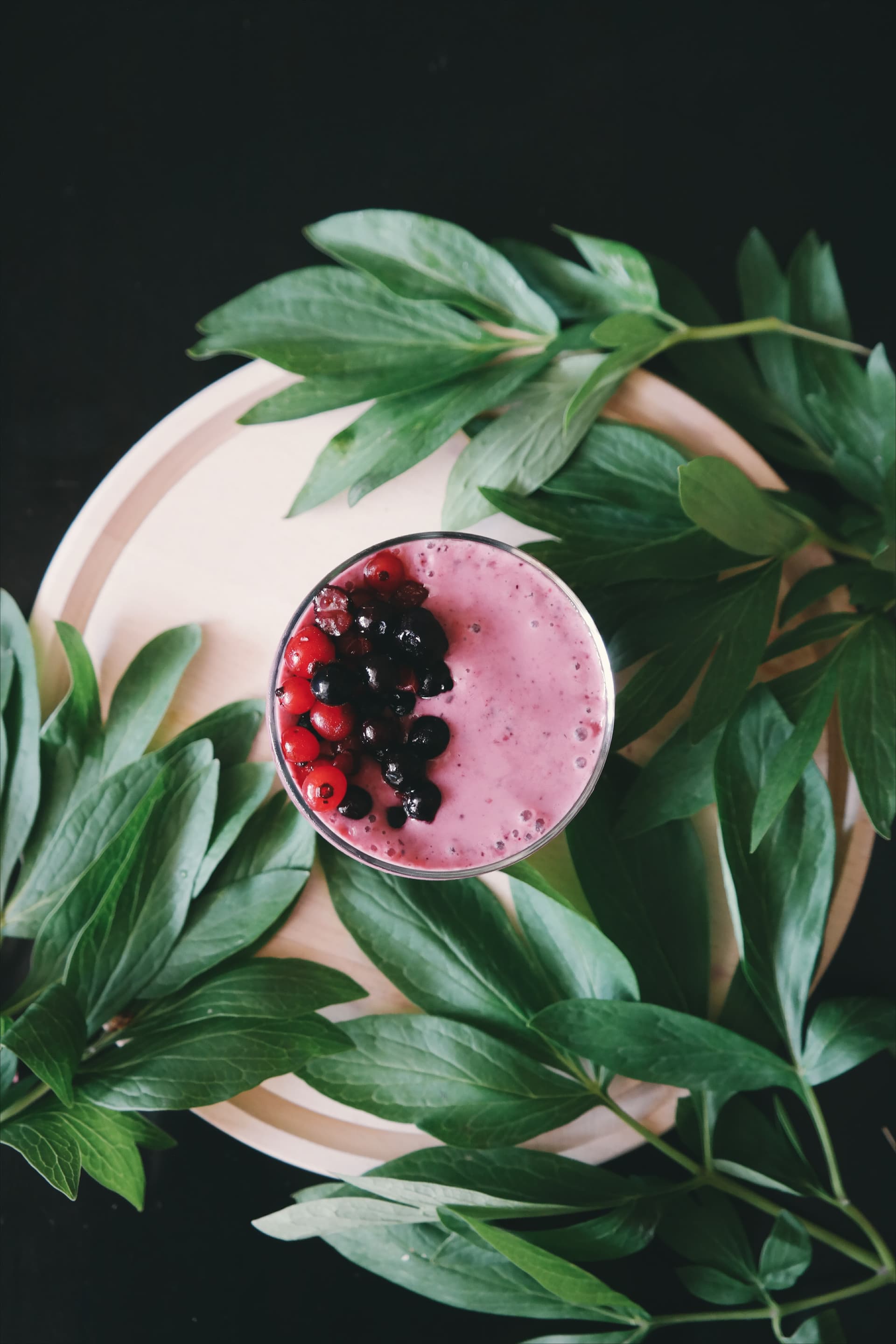 Leckerer Smoothie inmitten frischer Blätter
