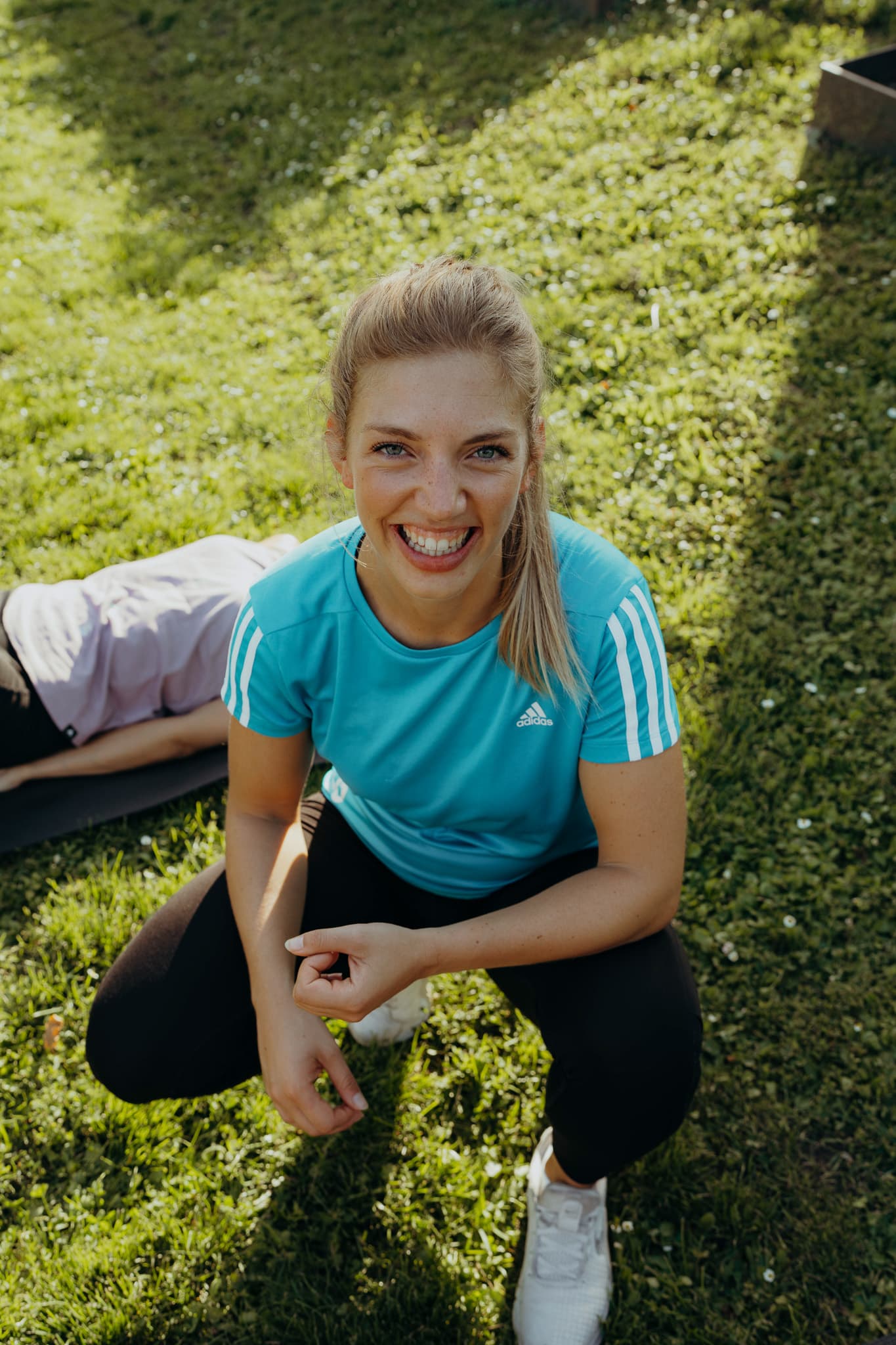Eine Trainerin von Original Bootcamp schaut lachend in die Kamera.