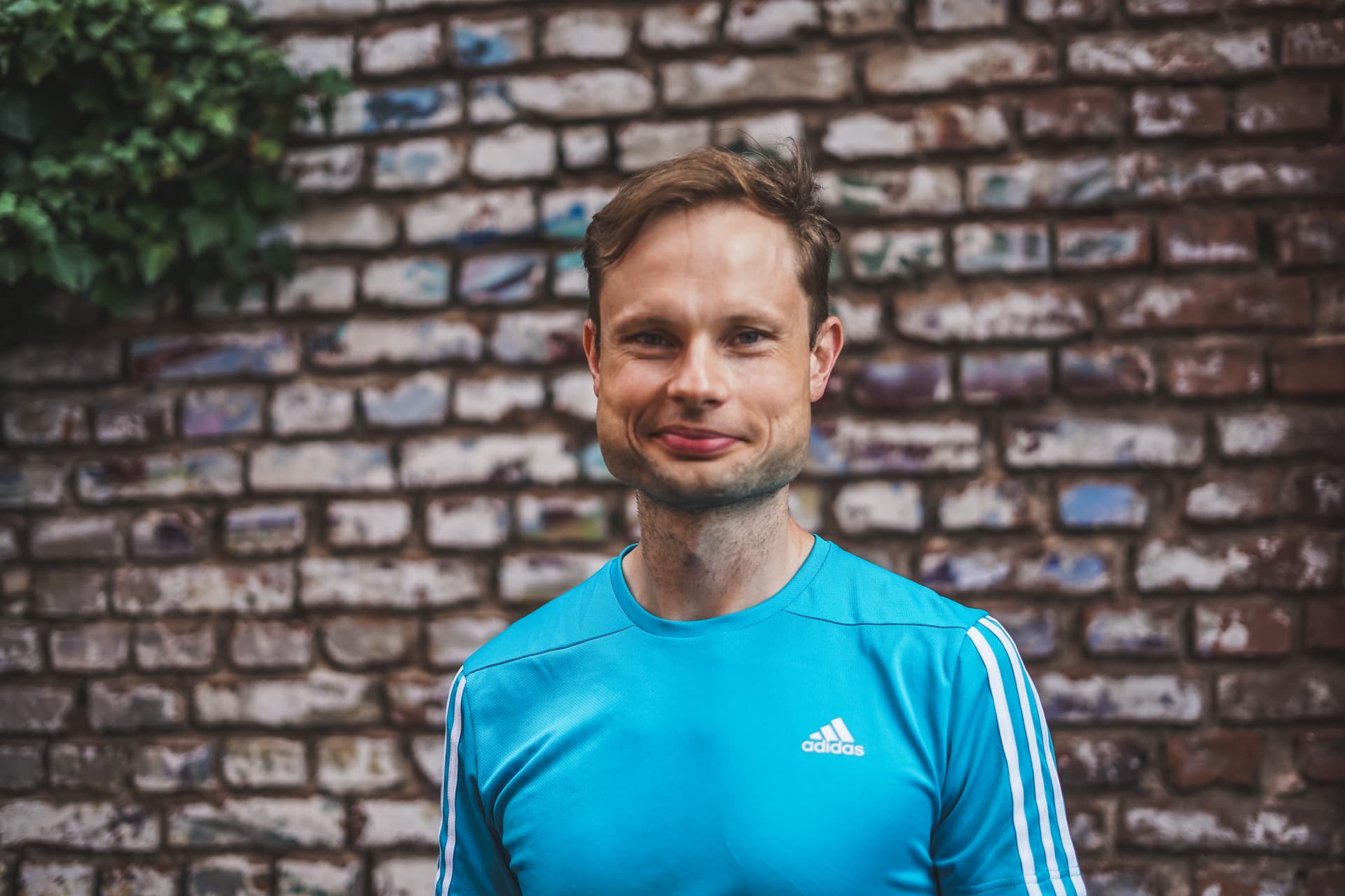 Fitness Trainer Wolfgang Kowalewski aus Berlin lächelt in die Kamera