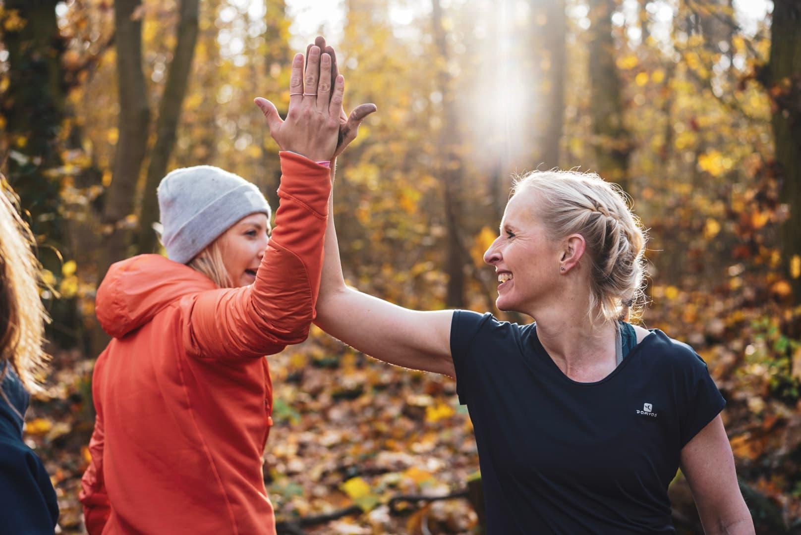 Zwei Teilnehmerinnen im Outdoor Fitness Bootcamp haben Spass
