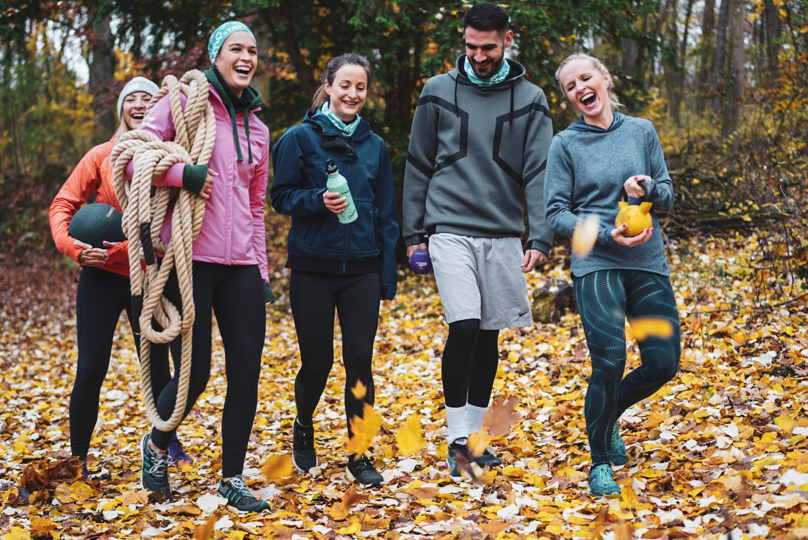 Gruppe von Fitnesssportlern im Park