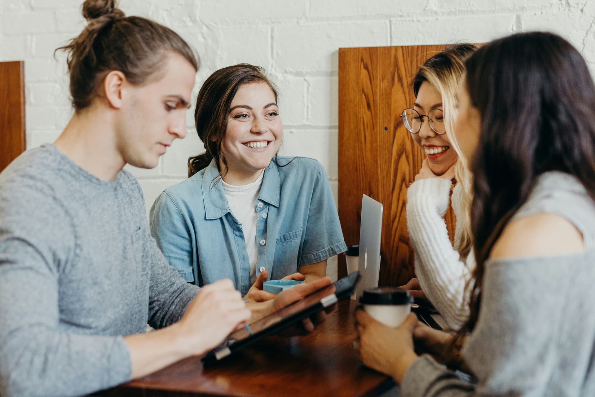 Motivierte Mitarbeitende bei einer interaktiven Online-Challenge zur Teambildung