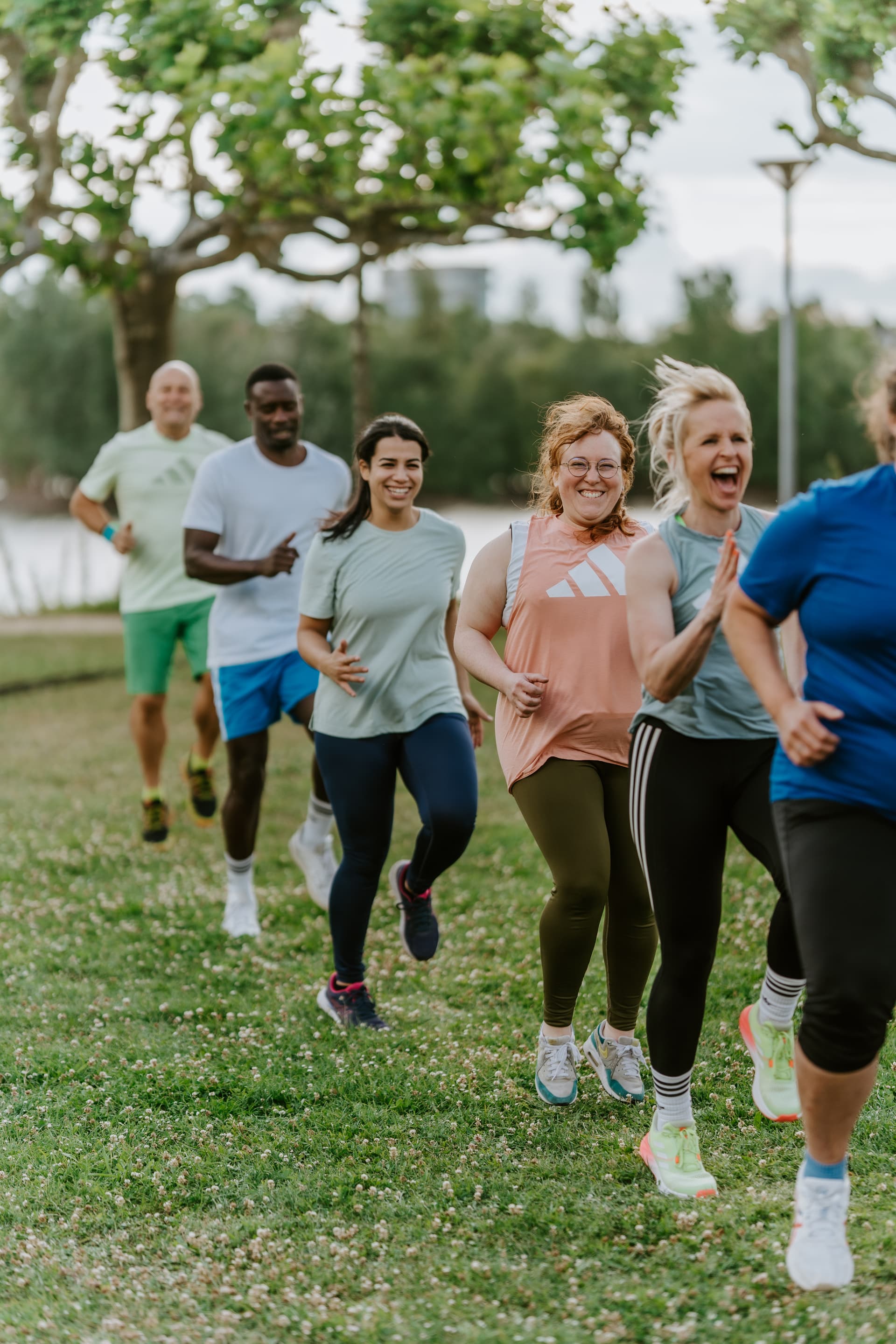 Outdoor Fitness Bootcamp in Deutschland – motivierendes Gruppentraining im Park für mehr Fitness, Spaß und nachhaltige Ergebnisse gemeinsam mit anderen