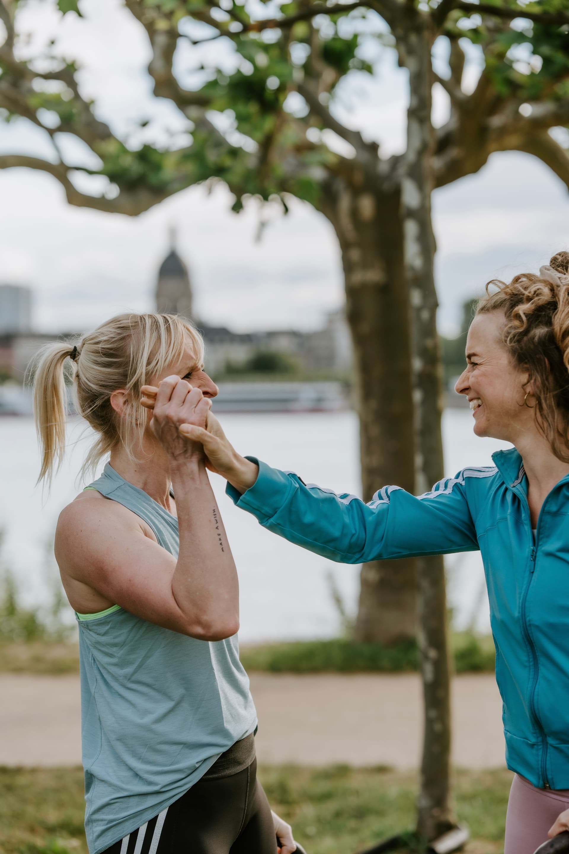 Fröhliche Teilnehmerinnen beim Fitness Bootcampt mit personal trainerin