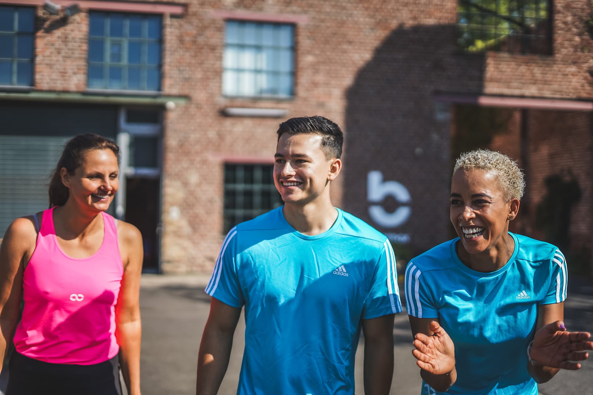 Drei Fitness Trainer von Original Bootcamp feuern ihre Teilnehmerinnen an