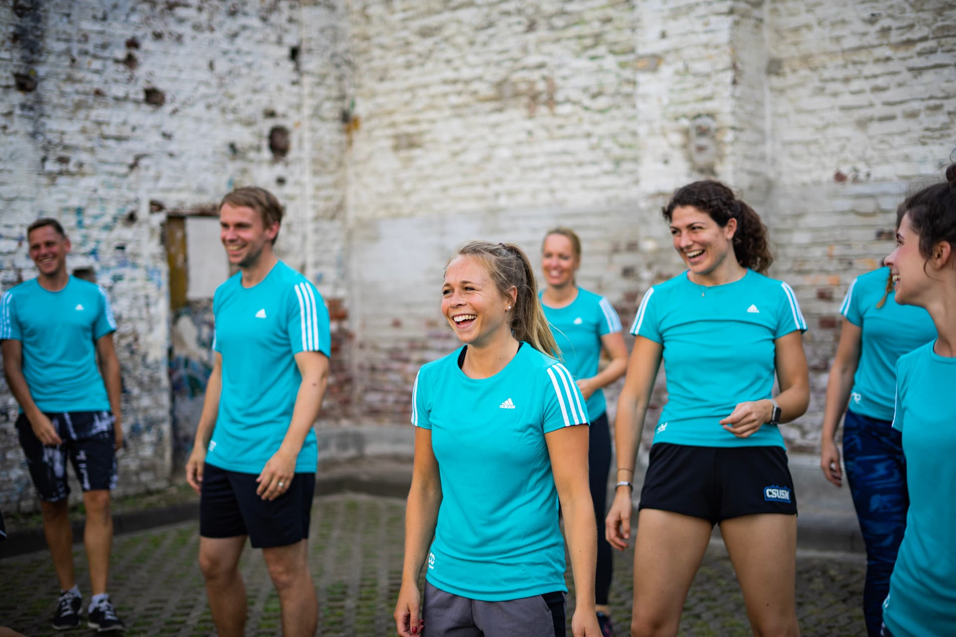 Gruppe die bei der Trainerjob Ausbildung zusammen trainiert